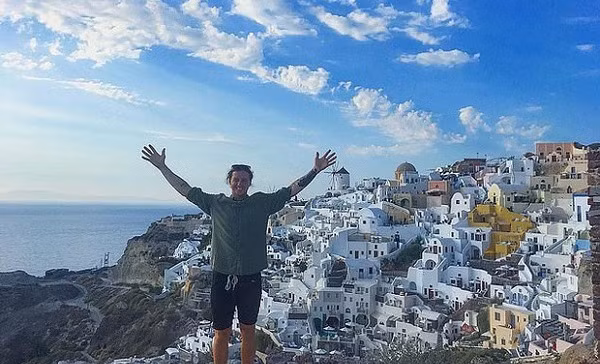 Chi hơn 200 triệu để cầu hôn bạn gái tại Santorini, Brendan bất ngờ khi bạn gái chia tay trước ngày trọng đại.