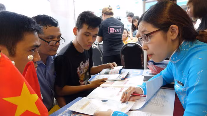 Tìm kiếm thông tin tuyển sinh. Ảnh: Internet