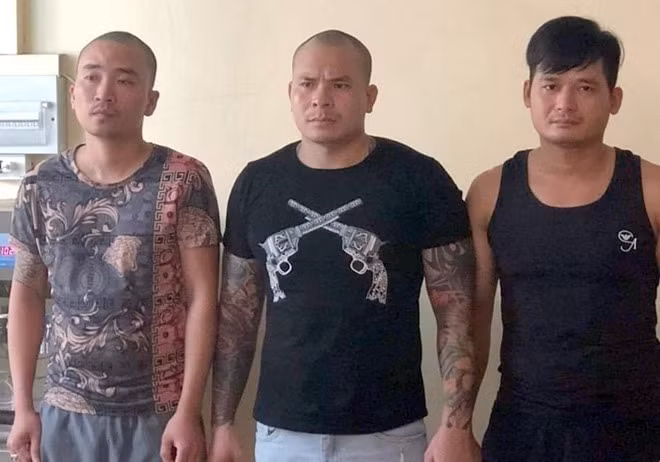 Quang (giữa) và đồng bọn bị tạm giữ. Ảnh: N.H.