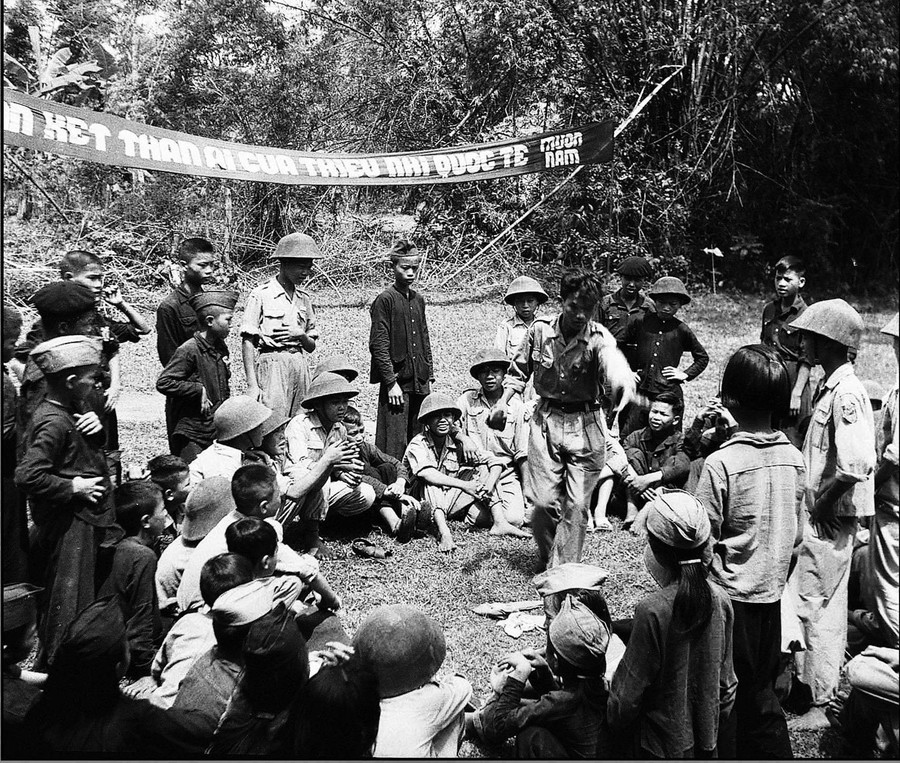 Ảnh trong trong cuốn sách “Văn nghệ và kháng chiến qua ống kính Trần Văn Lưu”.