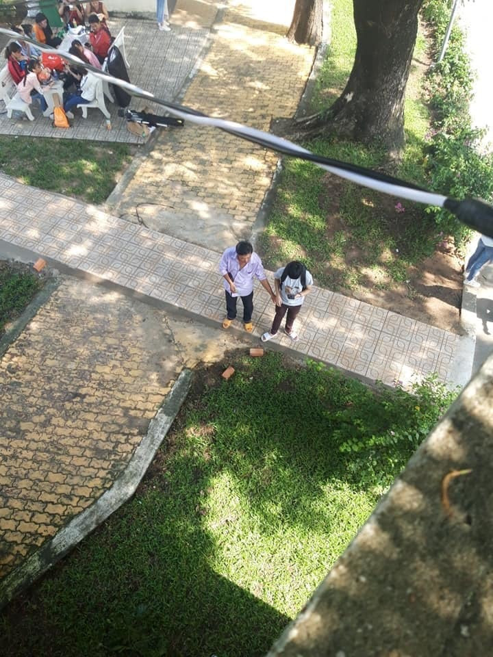 (Ảnh: Diễn đàn UTE TV). Cay mắt với tấm hình người cha đếm tiền ngày đưa con nhập trường