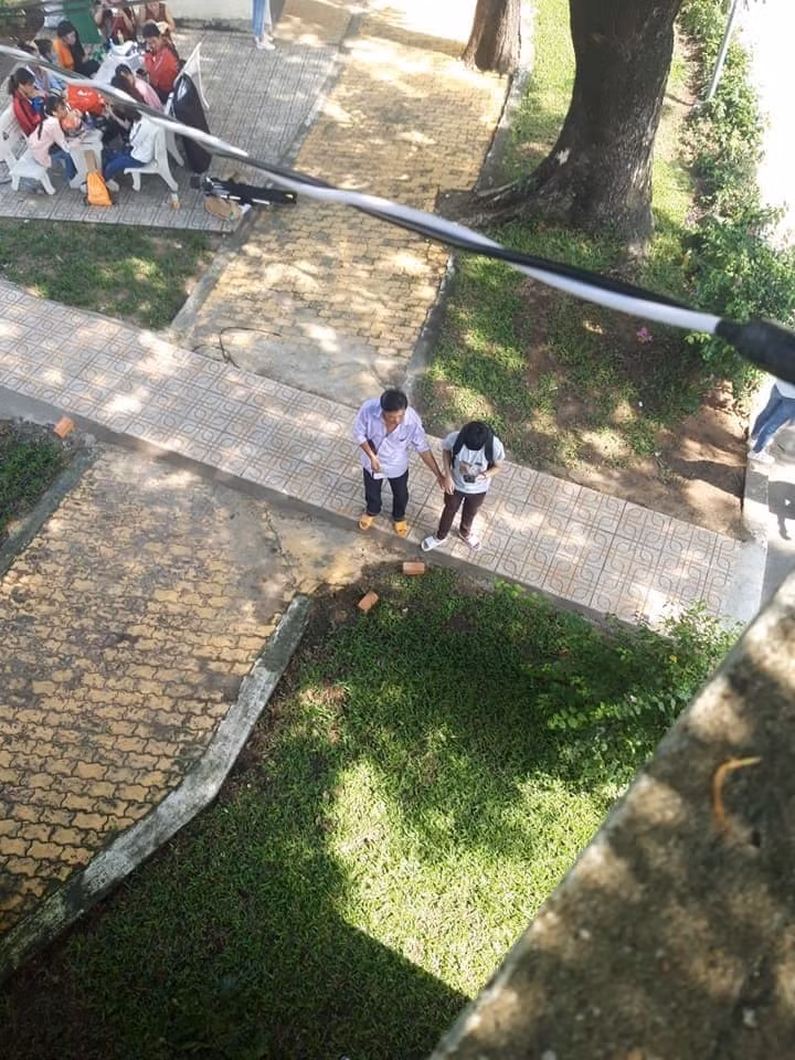 Cay mắt với tấm hình người cha đếm tiền ngày đưa con nhập trường