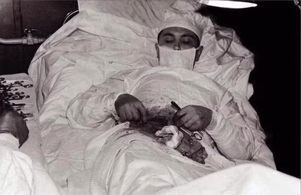 Bác sỹ tự phẫu thuật cho chính mình.