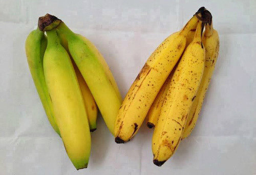 Chuối chín không đều cuống thâm và héo là chuối chín tự nhiên.