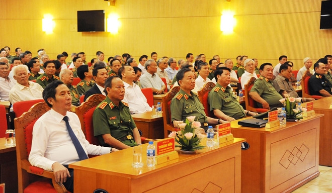 Các đại biểu dự buổi lễ.