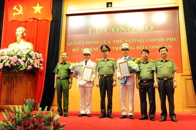 Bộ trưởng Tô Lâm và các Thứ trưởng chúc mừng hai tân Thứ trưởng Bộ Công an.