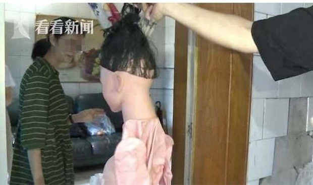 Phát hiện đầu người với mái tóc dài lộ ra trong tủ quần áo, cô gái hoảng hồn báo cảnh sát nhưng chủ nhà lại gây bất ngờ khi có thái độ dửng dưng - Ảnh 2. Phát hiện đầu người với mái tóc dài lộ ra trong tủ quần áo, cô gái hoảng hồn báo cảnh sát nhưng chủ nhà lại gây bất ngờ khi có thái độ dửng dưng - Ảnh 2.