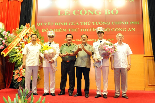 Các đồng chí nguyên lãnh đạo Bộ Công an chúc mừng hai đồng chí Thứ trưởng mới được bổ nhiệm.