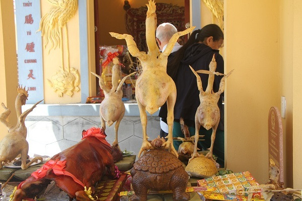 Những con gà đứng được tạo thế rất độc đáo cho cỗ cúng rằm tháng 7. Độc đáo