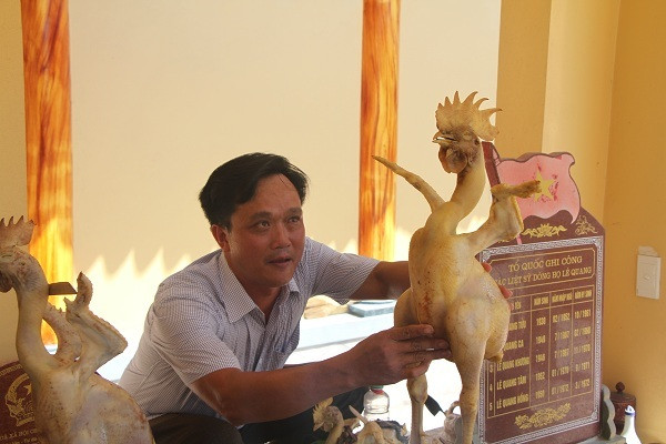 Anh Lê Quang Nhật mất gần 3 giờ đồng hồ mới tạo xong thế gà đứng. Độc đáo