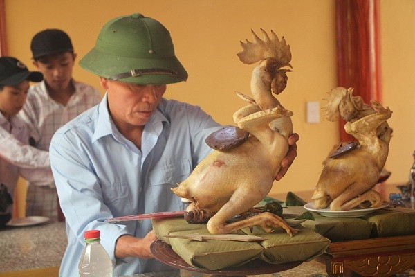 Con cháu dòng họ Lê Quang bày cỗ tại nhà thờ để làm lễ cúng tổ tiên. Độc đáo