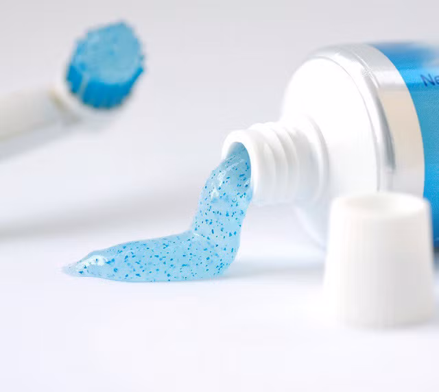 Thấy vết ố vàng ở cổ và nách áo đừng vội tống vào đáy tủ, mẹo này sẽ giúp chiếc áo trắng sạch trở lại trong chớp mắt - Ảnh 2.