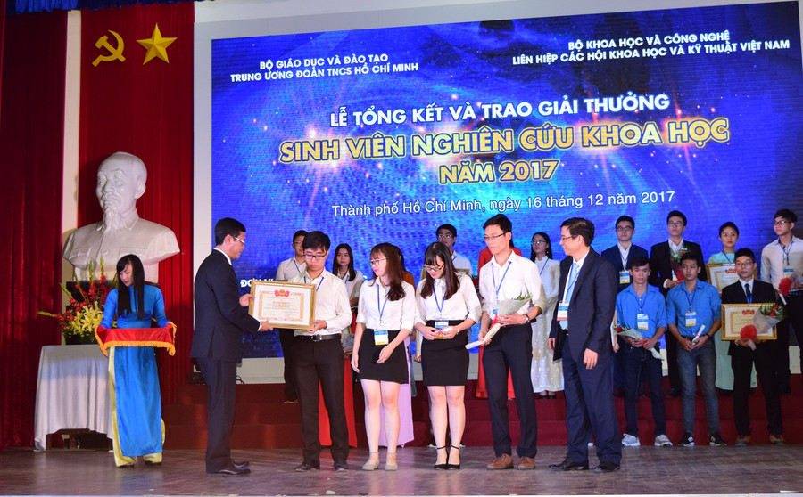 Thứ trưởng Nguyễn Văn Phúc trao giải Nhất cho nhóm sinh viên Trường ĐH Mở TPHCM