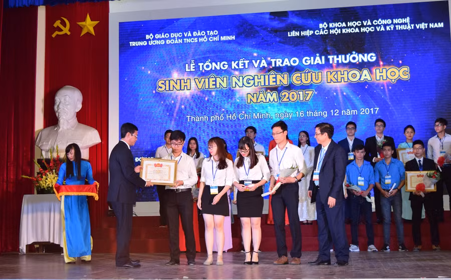 Thứ trưởng Nguyễn Văn Phúc trao giải Nhất cho nhóm sinh viên Trường ĐH Mở TPHCM