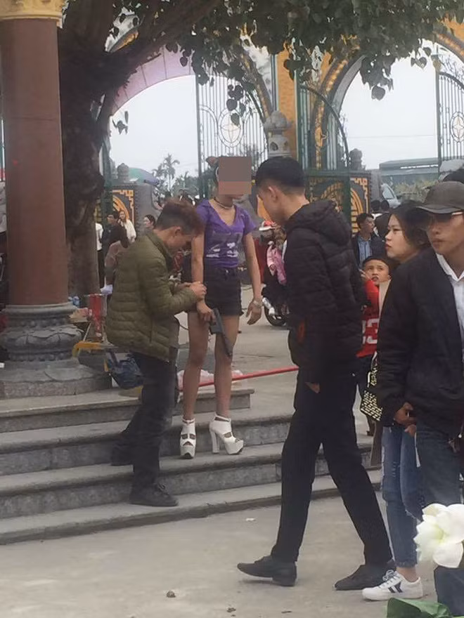 Mặc váy ngắn, áo mỏng lộ cả nội y, đây là những hình ảnh nhức mắt nhất Tết 2018 - Ảnh 1. Mặc váy ngắn, áo mỏng lộ cả nội y, đây là những hình ảnh nhức mắt nhất Tết 2018 - Ảnh 1.