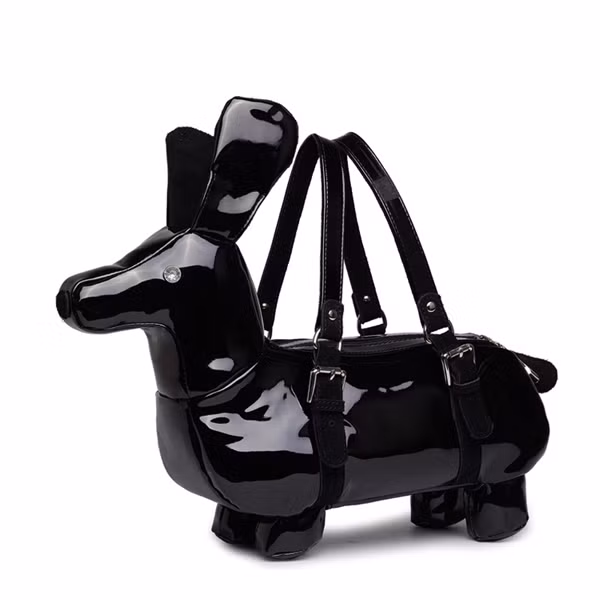 Túi xách mô phỏng hình những chú chó lạp xưởng là một phụ kiện dành riêng cho các bạn gái yêu những món đồ thời trang độc và lạ.