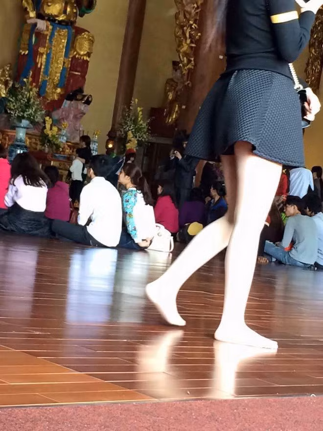 Mặc váy ngắn, áo mỏng lộ cả nội y, đây là những hình ảnh nhức mắt nhất Tết 2018 - Ảnh 6. Mặc váy ngắn, áo mỏng lộ cả nội y, đây là những hình ảnh nhức mắt nhất Tết 2018 - Ảnh 6.