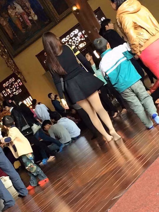 Mặc váy ngắn, áo mỏng lộ cả nội y, đây là những hình ảnh nhức mắt nhất Tết 2018 - Ảnh 5. Mặc váy ngắn, áo mỏng lộ cả nội y, đây là những hình ảnh nhức mắt nhất Tết 2018 - Ảnh 5.