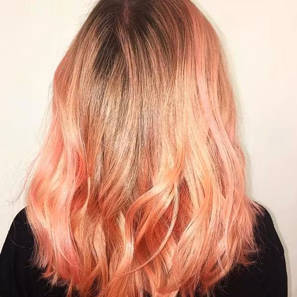 Vừa giúp tóc xoăn trông bóng khỏe hơn.