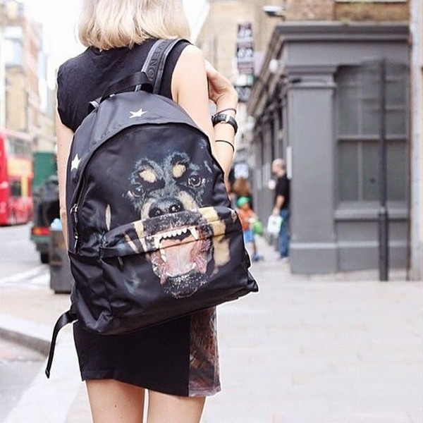 Ở nhữngthiết kế ba lô bằng vải dù, hoạ tiết đặc trưng của Givenchy tiếp tục được sử dụng để mang tới hình ảnh khoẻ khoắn. Ở nhưng thiết kế ba lô bằng vải dù, hoạ tiết đặc trưng của Givenchy tiếp tục được sử dụng để mang tới hình ảnh khoẻ khoắn.