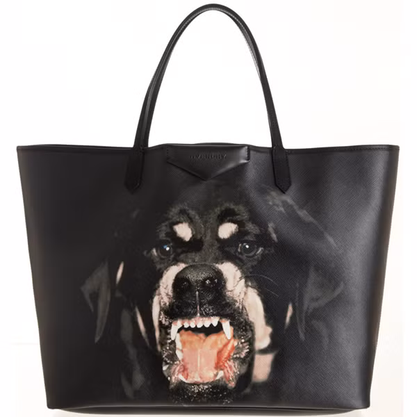 Hoạ tiết chú chó dũng mãnh được thương hiệu sử dụng trang trí cho các kiểu clutch, túi đeo vai to bản, ví cầm tay trên các chất liệu da.