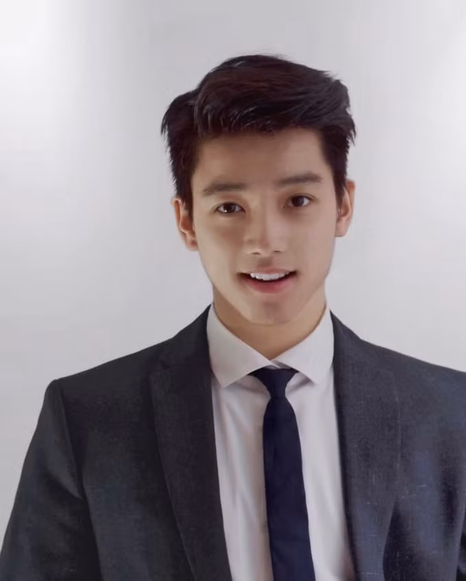 Lục tung tài khoản MXH của "soái ca" Chris Khoa - Nhân viên Bộ Tài Chính Anh ảnh 3