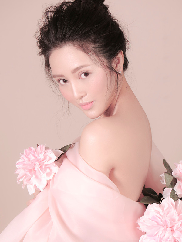 Trang điểm lớp nền nhẹ, trong trẻo để làn da tươi tắn, có sức sống.