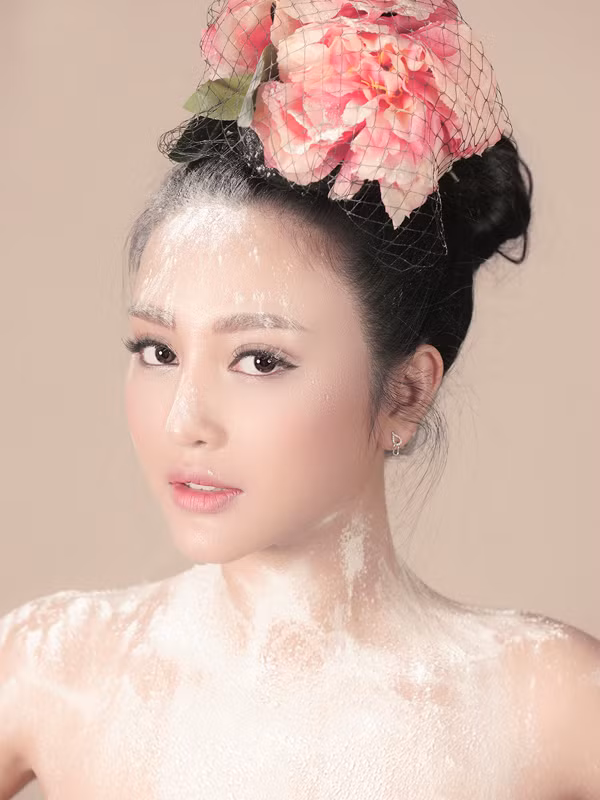 Chân mày tạo dáng cánh cung tự nhiên.