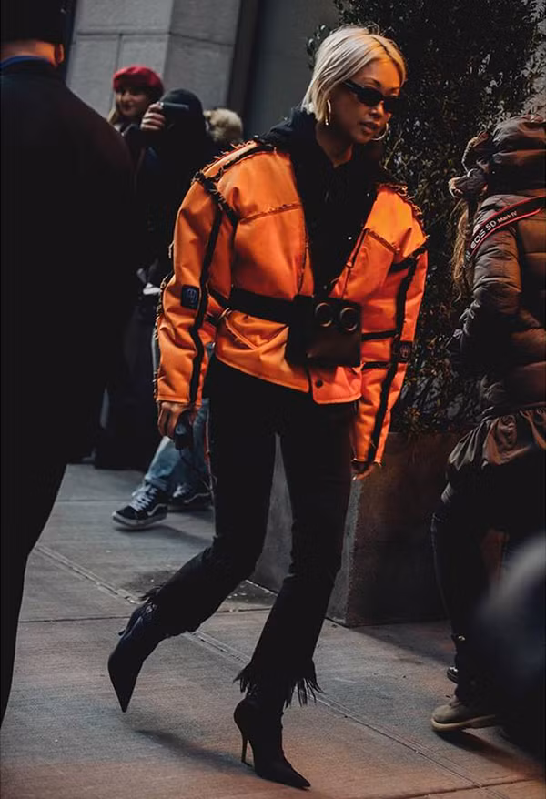 Túi đeo hông không có khả năng xây dựng hình ảnh tiểu thư sang chảnh như các mẫu túi xách tay trang trí hoạ tiết cầu kỳ, nhưng nó lại thể hiện phong cách trẻ trung, năng động cho người sử dụng.