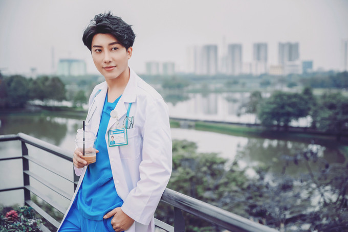Bác sĩ Quang đến với sản khoa như một cơ duyên và càng làm càng yêu nghề. Cơ duyên làm bà đỡ của chàng bác sĩ sản khoa có vẻ đẹp vạn người mê