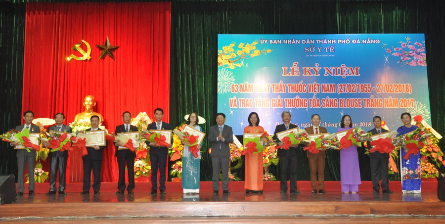 Trao giải thưởng “Toả sáng blouse trắng” cho các y, bác sĩ tiêu biểu. Ảnh: VGP/Minh Trang Trao giải thưởng “Toả sáng blouse trắng” cho các y, bác sĩ tiêu biểu. Ảnh: VGP/Minh Trang