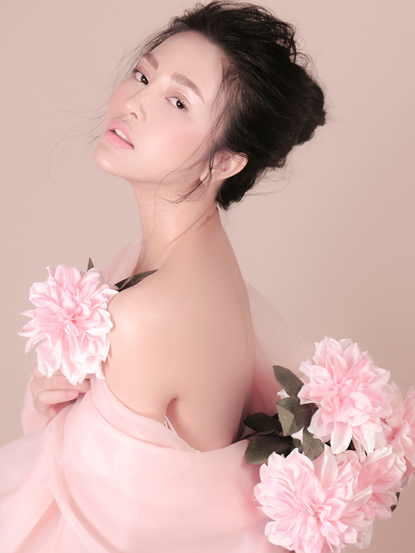 Có thể dùng phấn mắt màu nude, phủ một chút nhũ bóng và chuốt mascara nhẹ nhàng.