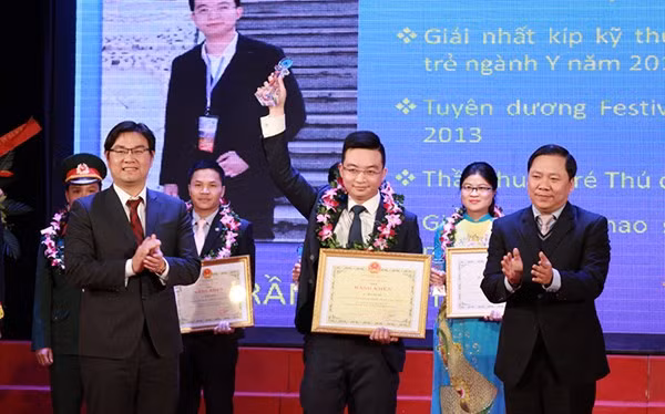 Thầy Thuốc trẻ tiêu biểu Thủ đô nhận giải thưởng Đặng Thùy Trâm. Ảnh: thanhdoanhanoi.gov.vn