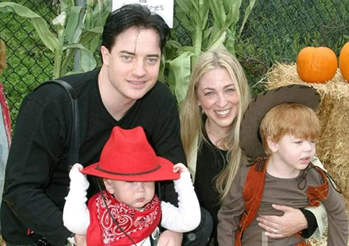 Brendan Fraser bên vợ cũ và các con.