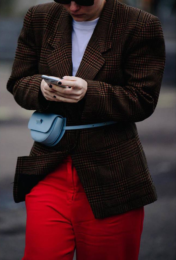 Kết hợp túi hot trend cùng các kiểu áo blazer kẻ sọc ca rô, áo len phom dáng rộng đi cùng chân váy midi, chân váy bút chì, quần jeanlà cách mà nhiều fashionista áp dụng. Kết hợp túi hot trend cùng các kiểu áo blazer kẻ sọc ca rô, áo len phom dáng rộng đi cùng chân váy midi, chân váy bút chì, quần jeanlà cách mà nhiều fashionista áp dụng.
