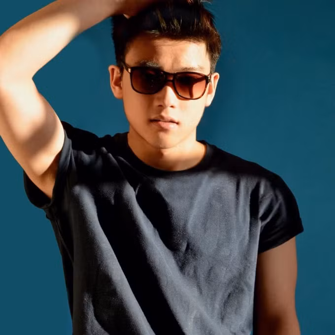 Lục tung tài khoản MXH của "soái ca" Chris Khoa - Nhân viên Bộ Tài Chính Anh ảnh 13