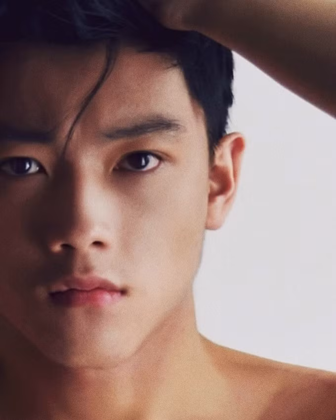 Lục tung tài khoản MXH của "soái ca" Chris Khoa - Nhân viên Bộ Tài Chính Anh ảnh 9