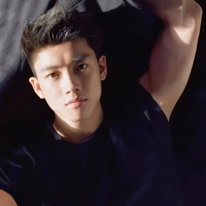 Lục tung tài khoản MXH của "soái ca" Chris Khoa - Nhân viên Bộ Tài Chính Anh ảnh 11