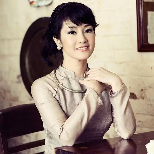  Hồng Nhung từng thể hiện rất thành công những bài hát của nhiều nhạc sĩ nổi tiếng như Văn Cao, Dương Thụ, Trần Tiến... nhưng thành công nhất vẫn là những nhạc phẩm của cố nhạc sĩ Trịnh Công Sơn. Và cô cũng là người được cố nhạc sĩ họ Trịnh vô cùng ưu ái, ông đã sáng tác tặng riêng cho cô ba bài hát: “Bống Bồng ơi, Bống không là Bống, Thuở Bống là người”. 