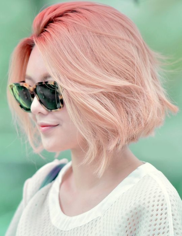 Làn da trắng mịn của Sooyoung càng được tôn vinh nhờ màu tóc sáng. Sooyoung vừa cá tính vừa quyến rũ với màu nhuộm sáng