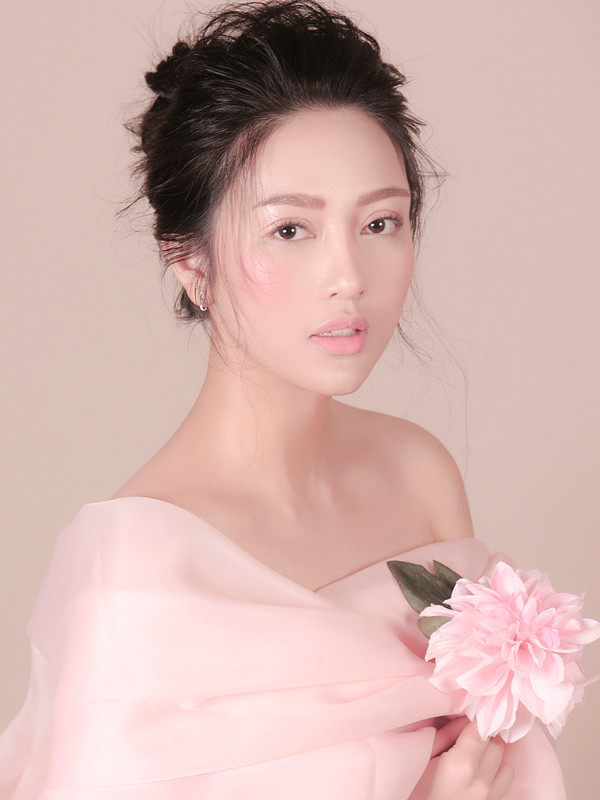 Với màu son hồng pastel dạng lì, bạn nên tạo điểm nhấn ở phấn má để khuôn mặt không bị nhợt nhạt.