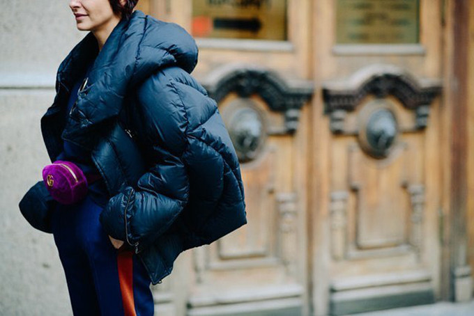 Túi nhung nhiều sắc màu của Gucci vẫn là sản phẩm "cháy hàng" bởi ngoài kiểu dáng bắt mắt là chất liiệu bóng bẩy. Túi nhung nhiều sắc màu của Gucci vẫn là sản phẩm cháy hàng bởi ngoài kiểu dáng bắt mắt là chất liiệu bóng bẩy.