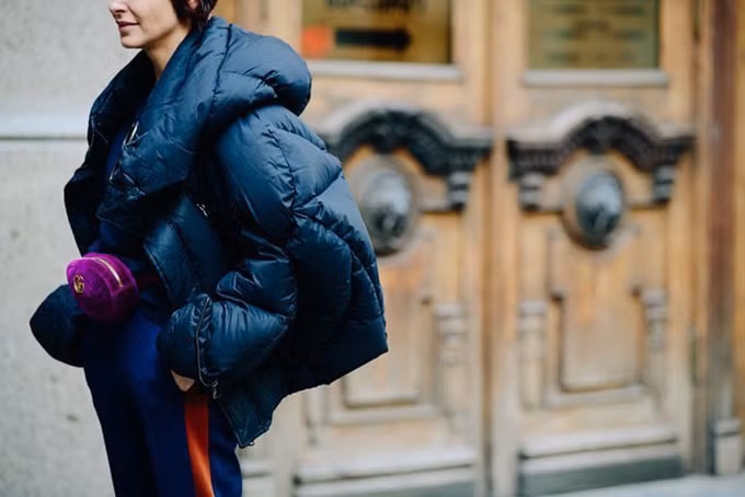 Túi nhung nhiều sắc màu của Gucci vẫn là sản phẩm cháy hàng bởi ngoài kiểu dáng bắt mắt là chất liiệu bóng bẩy.