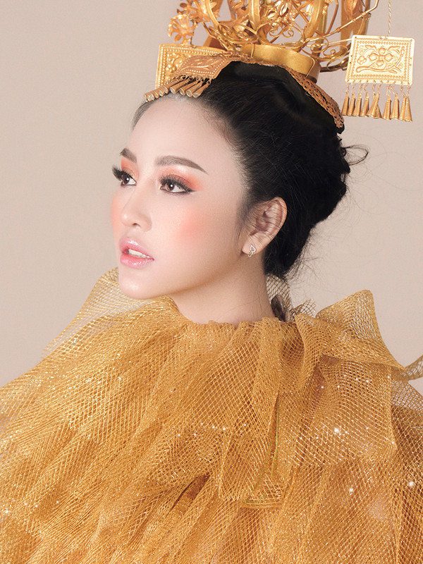 Với sắc son hồng cam bóng, bạn nên trang điểm mắt đậm hơn với cùng tone cam.