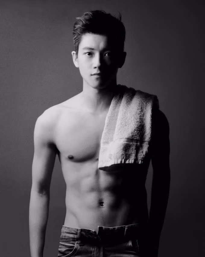 Lục tung tài khoản MXH của "soái ca" Chris Khoa - Nhân viên Bộ Tài Chính Anh ảnh 5