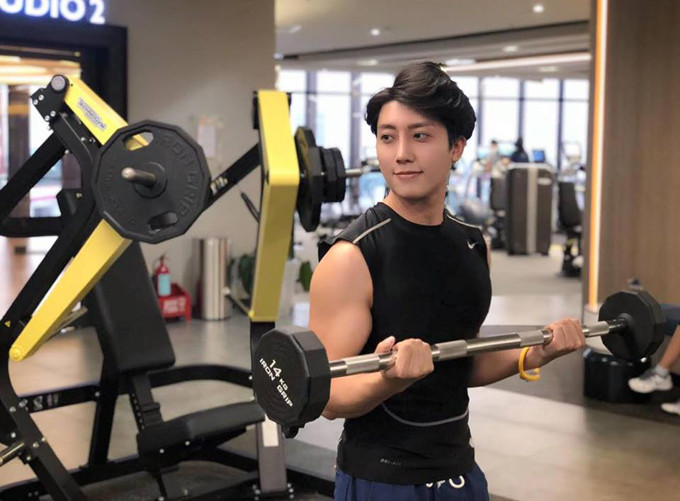 Sau giờ làm, chàng bác sĩ trẻ tới phòng tập để có sức khỏe và giữ gìn vóc dáng. Cơ duyên làm bà đỡ của chàng bác sĩ sản khoa có vẻ đẹp vạn người mê - 1