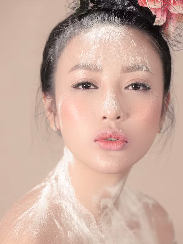 Với sắc son hồng pha một chút cam, bạn có thể trang điểm theo phong cách monotone - sử dụng cùng một tone màu cho cả mắt, má và môi.