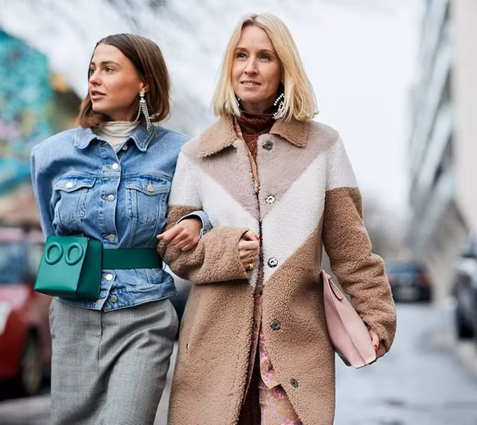 Thiết kế túi đeo chéo dạng hộp là sản phẩm vừa được tung ra thị trường và nhanh chóng chiếm được cảm tình của phái đẹp thế giới.