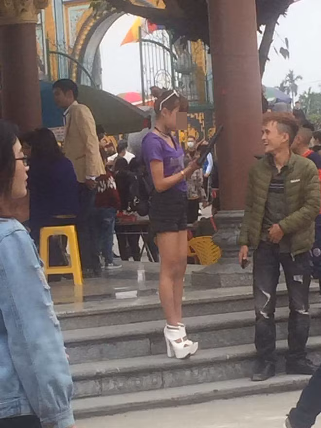 Mặc váy ngắn, áo mỏng lộ cả nội y, đây là những hình ảnh nhức mắt nhất Tết 2018 - Ảnh 3. Mặc váy ngắn, áo mỏng lộ cả nội y, đây là những hình ảnh nhức mắt nhất Tết 2018 - Ảnh 3.