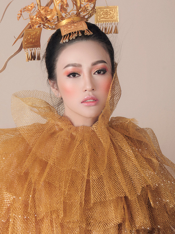 Má hồng màu cam đất giúp khuôn mặt thêm phần ấn tượng.